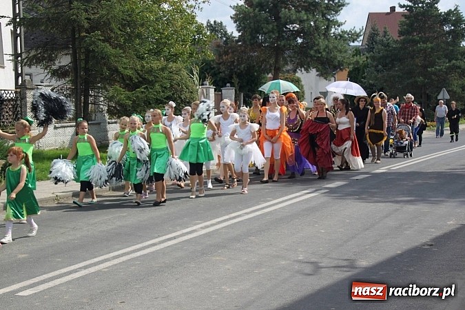 Zdjęcie w galerii na portalu naszraciborz.pl: Harnaś w koloratce i jego weseli parafianie, czyli wojnowickie dożynki 2014 wiadomości z regionu