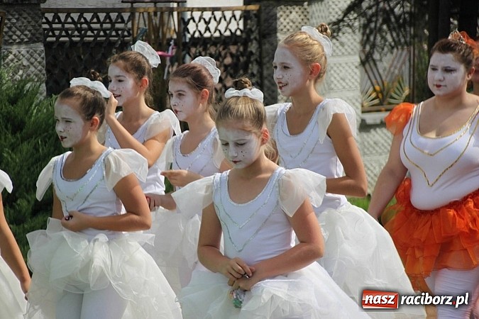 Zdjęcie w galerii na portalu naszraciborz.pl: Harnaś w koloratce i jego weseli parafianie, czyli wojnowickie dożynki 2014 wiadomości z regionu