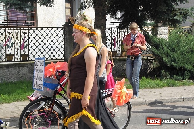Zdjęcie w galerii na portalu naszraciborz.pl: Harnaś w koloratce i jego weseli parafianie, czyli wojnowickie dożynki 2014 wiadomości z regionu