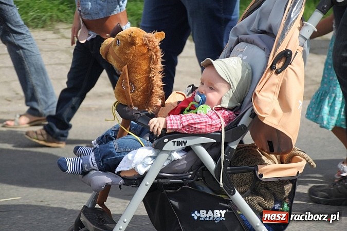 Zdjęcie w galerii na portalu naszraciborz.pl: Harnaś w koloratce i jego weseli parafianie, czyli wojnowickie dożynki 2014 wiadomości z regionu