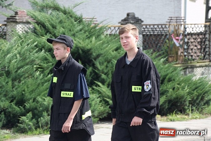 Zdjęcie w galerii na portalu naszraciborz.pl: Harnaś w koloratce i jego weseli parafianie, czyli wojnowickie dożynki 2014 wiadomości z regionu