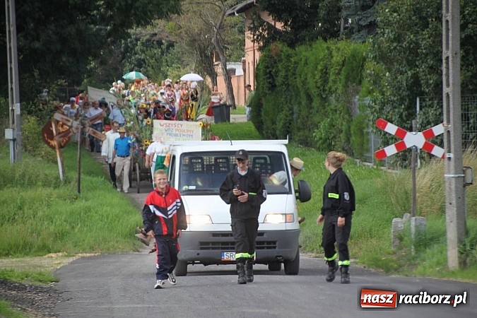 Zdjęcie w galerii na portalu naszraciborz.pl: Harnaś w koloratce i jego weseli parafianie, czyli wojnowickie dożynki 2014 wiadomości z regionu