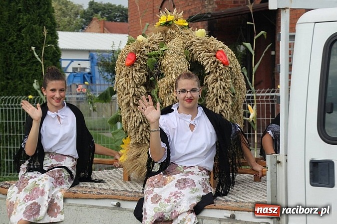 Zdjęcie w galerii na portalu naszraciborz.pl: Harnaś w koloratce i jego weseli parafianie, czyli wojnowickie dożynki 2014 wiadomości z regionu