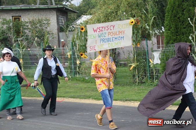 Zdjęcie w galerii na portalu naszraciborz.pl: Harnaś w koloratce i jego weseli parafianie, czyli wojnowickie dożynki 2014 wiadomości z regionu