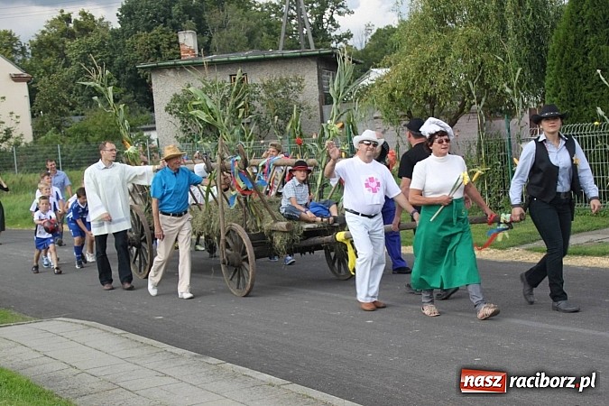 Zdjęcie w galerii na portalu naszraciborz.pl: Harnaś w koloratce i jego weseli parafianie, czyli wojnowickie dożynki 2014 wiadomości z regionu