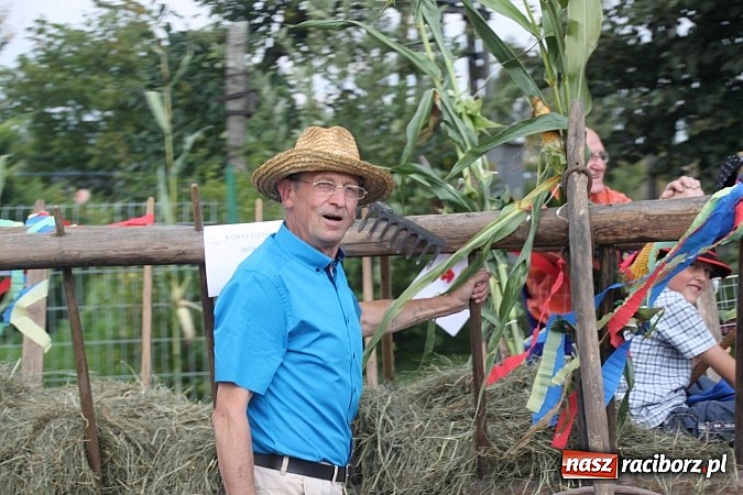 Zdjęcie w galerii na portalu naszraciborz.pl: Harnaś w koloratce i jego weseli parafianie, czyli wojnowickie dożynki 2014 wiadomości z regionu