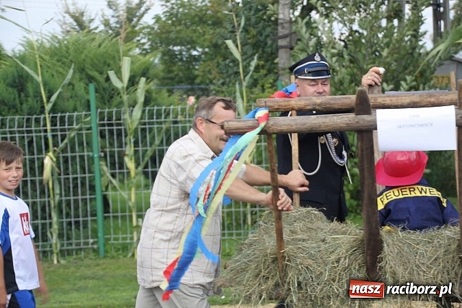 Zdjęcie w galerii na portalu naszraciborz.pl: Harnaś w koloratce i jego weseli parafianie, czyli wojnowickie dożynki 2014 wiadomości z regionu