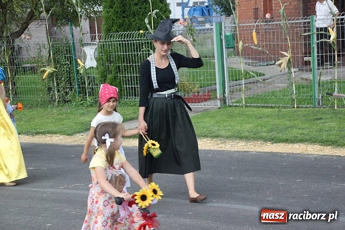 Zdjęcie w galerii na portalu naszraciborz.pl: Harnaś w koloratce i jego weseli parafianie, czyli wojnowickie dożynki 2014 wiadomości z regionu
