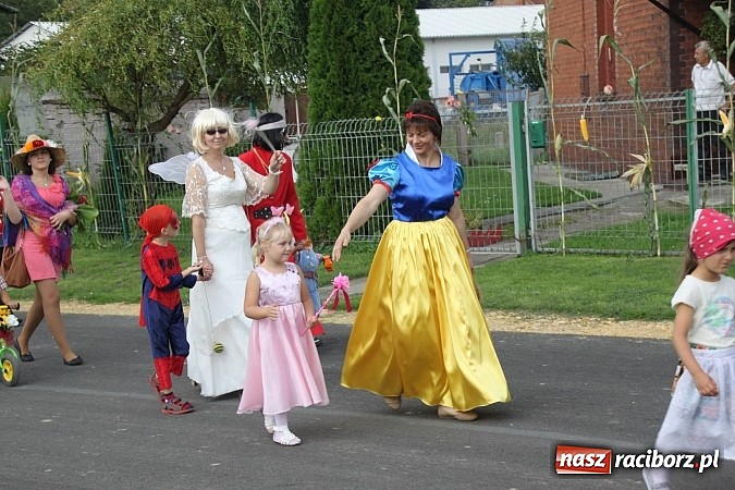 Zdjęcie w galerii na portalu naszraciborz.pl: Harnaś w koloratce i jego weseli parafianie, czyli wojnowickie dożynki 2014 wiadomości z regionu