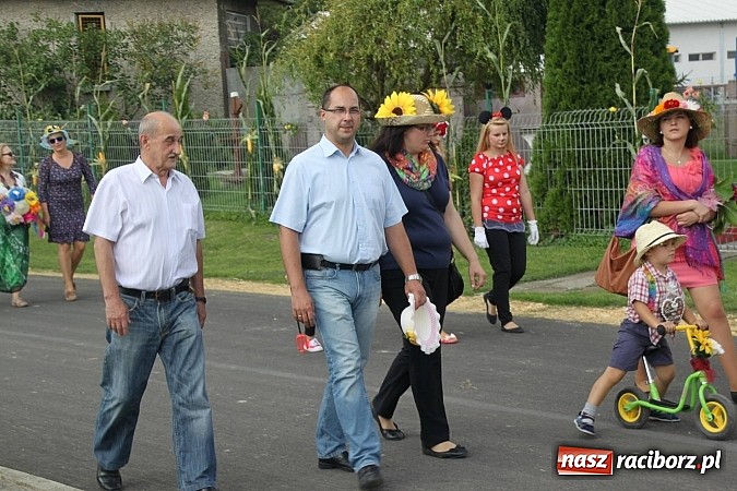 Zdjęcie w galerii na portalu naszraciborz.pl: Harnaś w koloratce i jego weseli parafianie, czyli wojnowickie dożynki 2014 wiadomości z regionu