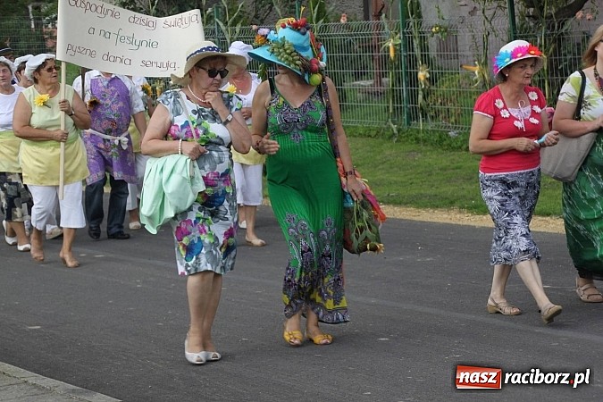 Zdjęcie w galerii na portalu naszraciborz.pl: Harnaś w koloratce i jego weseli parafianie, czyli wojnowickie dożynki 2014 wiadomości z regionu