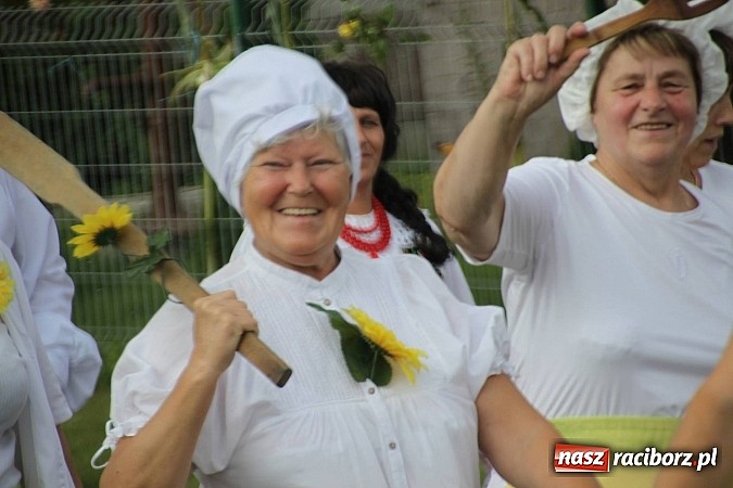 Zdjęcie w galerii na portalu naszraciborz.pl: Harnaś w koloratce i jego weseli parafianie, czyli wojnowickie dożynki 2014 wiadomości z regionu