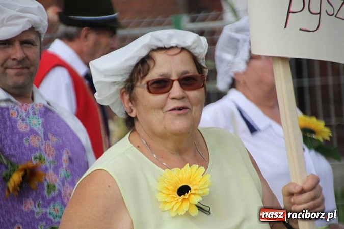 Zdjęcie w galerii na portalu naszraciborz.pl: Harnaś w koloratce i jego weseli parafianie, czyli wojnowickie dożynki 2014 wiadomości z regionu