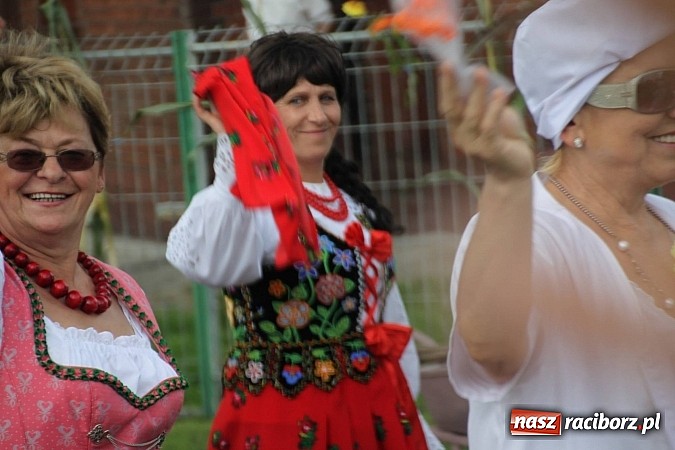 Zdjęcie w galerii na portalu naszraciborz.pl: Harnaś w koloratce i jego weseli parafianie, czyli wojnowickie dożynki 2014 wiadomości z regionu