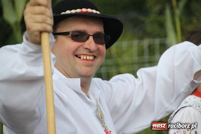 Zdjęcie w galerii na portalu naszraciborz.pl: Harnaś w koloratce i jego weseli parafianie, czyli wojnowickie dożynki 2014 wiadomości z regionu