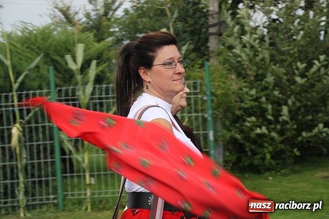 Zdjęcie w galerii na portalu naszraciborz.pl: Harnaś w koloratce i jego weseli parafianie, czyli wojnowickie dożynki 2014 wiadomości z regionu