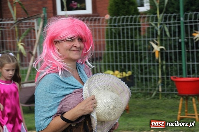 Zdjęcie w galerii na portalu naszraciborz.pl: Harnaś w koloratce i jego weseli parafianie, czyli wojnowickie dożynki 2014 wiadomości z regionu