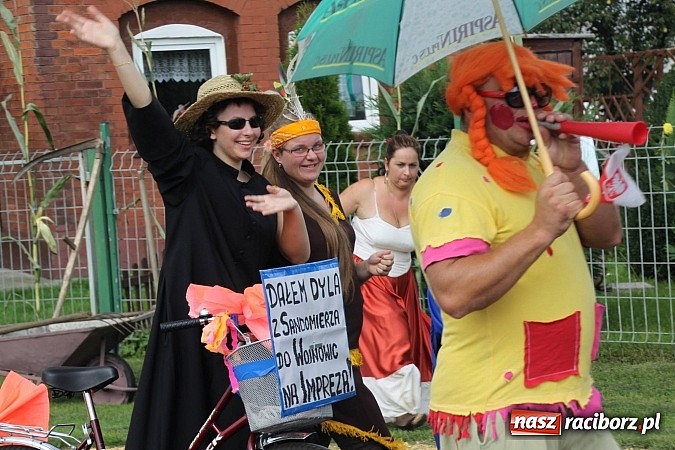 Zdjęcie w galerii na portalu naszraciborz.pl: Harnaś w koloratce i jego weseli parafianie, czyli wojnowickie dożynki 2014 wiadomości z regionu