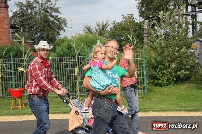 Zdjęcie w galerii na portalu naszraciborz.pl: Harnaś w koloratce i jego weseli parafianie, czyli wojnowickie dożynki 2014 wiadomości z regionu