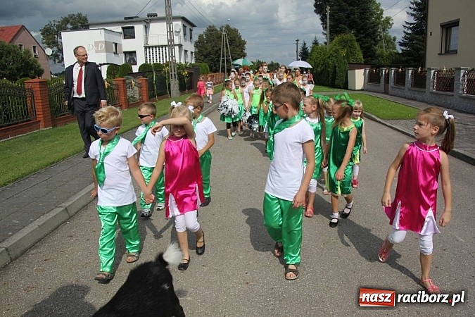 Zdjęcie w galerii na portalu naszraciborz.pl: Harnaś w koloratce i jego weseli parafianie, czyli wojnowickie dożynki 2014 wiadomości z regionu