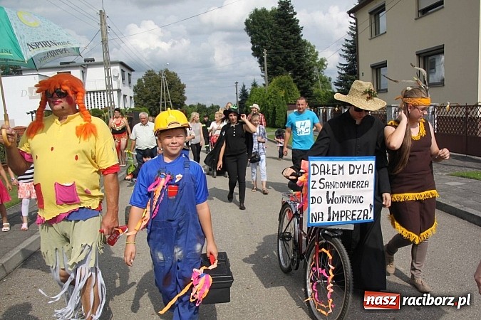 Zdjęcie w galerii na portalu naszraciborz.pl: Harnaś w koloratce i jego weseli parafianie, czyli wojnowickie dożynki 2014 wiadomości z regionu