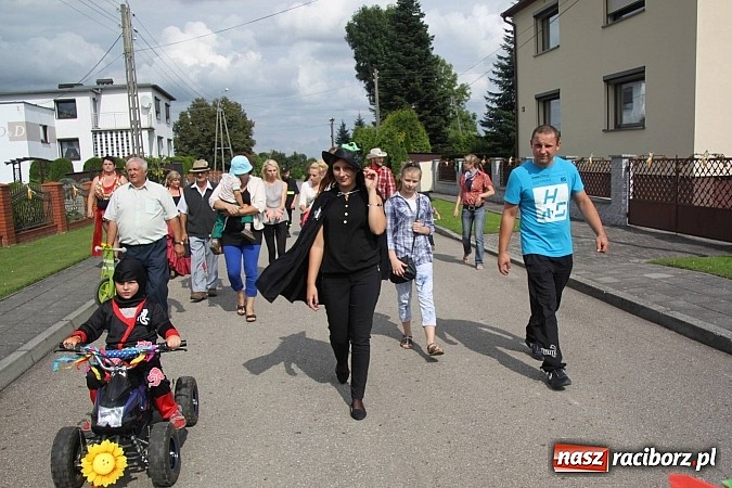 Zdjęcie w galerii na portalu naszraciborz.pl: Harnaś w koloratce i jego weseli parafianie, czyli wojnowickie dożynki 2014 wiadomości z regionu