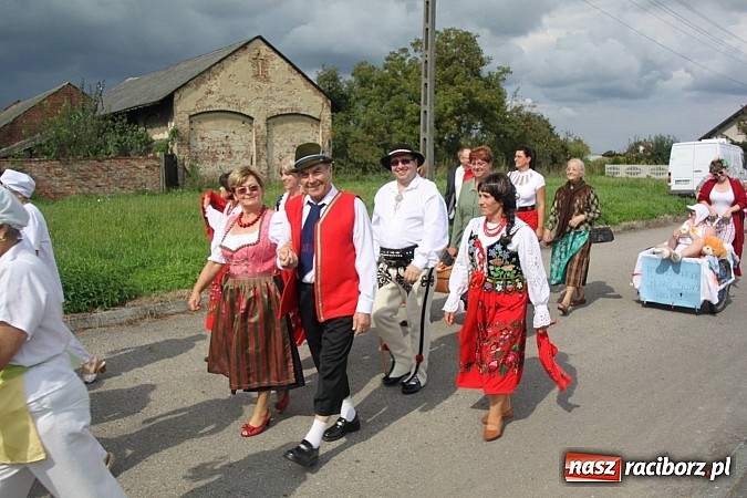 Zdjęcie w galerii na portalu naszraciborz.pl: Harnaś w koloratce i jego weseli parafianie, czyli wojnowickie dożynki 2014 wiadomości z regionu