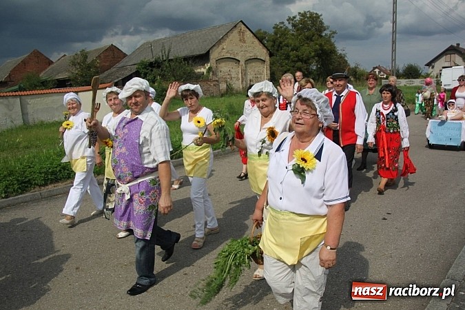 Zdjęcie w galerii na portalu naszraciborz.pl: Harnaś w koloratce i jego weseli parafianie, czyli wojnowickie dożynki 2014 wiadomości z regionu