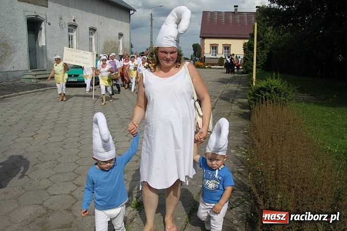 Zdjęcie w galerii na portalu naszraciborz.pl: Harnaś w koloratce i jego weseli parafianie, czyli wojnowickie dożynki 2014 wiadomości z regionu