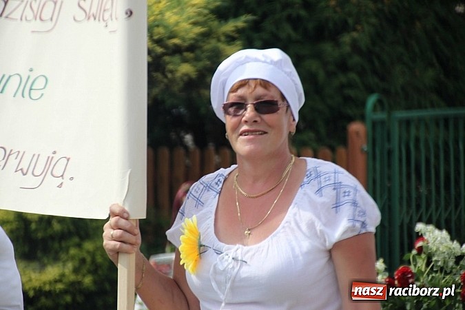 Zdjęcie w galerii na portalu naszraciborz.pl: Harnaś w koloratce i jego weseli parafianie, czyli wojnowickie dożynki 2014 wiadomości z regionu