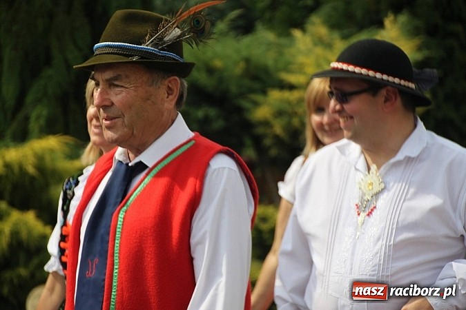 Zdjęcie w galerii na portalu naszraciborz.pl: Harnaś w koloratce i jego weseli parafianie, czyli wojnowickie dożynki 2014 wiadomości z regionu