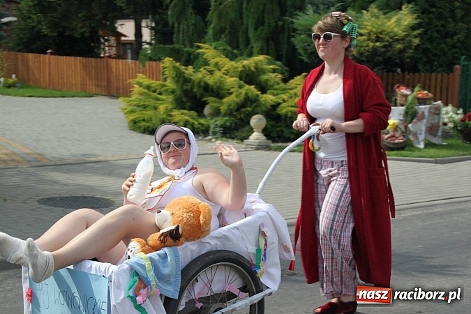 Zdjęcie w galerii na portalu naszraciborz.pl: Harnaś w koloratce i jego weseli parafianie, czyli wojnowickie dożynki 2014 wiadomości z regionu