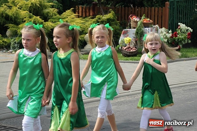 Zdjęcie w galerii na portalu naszraciborz.pl: Harnaś w koloratce i jego weseli parafianie, czyli wojnowickie dożynki 2014 wiadomości z regionu