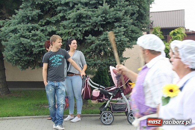 Zdjęcie w galerii na portalu naszraciborz.pl: Harnaś w koloratce i jego weseli parafianie, czyli wojnowickie dożynki 2014 wiadomości z regionu