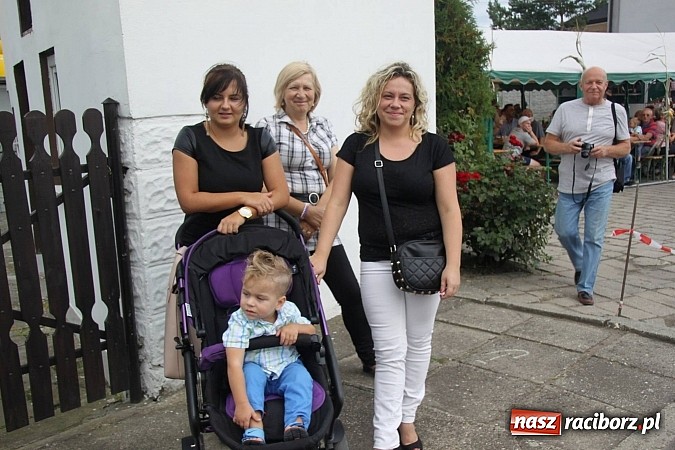 Zdjęcie w galerii na portalu naszraciborz.pl: Harnaś w koloratce i jego weseli parafianie, czyli wojnowickie dożynki 2014 wiadomości z regionu