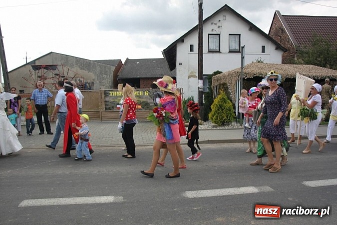 Zdjęcie w galerii na portalu naszraciborz.pl: Harnaś w koloratce i jego weseli parafianie, czyli wojnowickie dożynki 2014 wiadomości z regionu