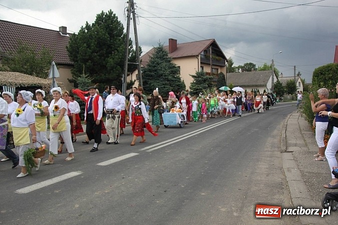 Zdjęcie w galerii na portalu naszraciborz.pl: Harnaś w koloratce i jego weseli parafianie, czyli wojnowickie dożynki 2014 wiadomości z regionu