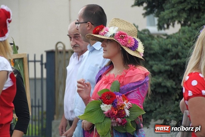 Zdjęcie w galerii na portalu naszraciborz.pl: Harnaś w koloratce i jego weseli parafianie, czyli wojnowickie dożynki 2014 wiadomości z regionu