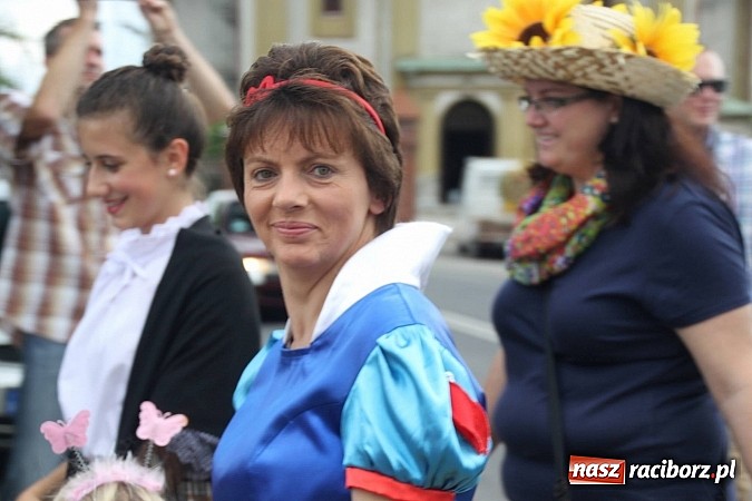 Zdjęcie w galerii na portalu naszraciborz.pl: Harnaś w koloratce i jego weseli parafianie, czyli wojnowickie dożynki 2014 wiadomości z regionu