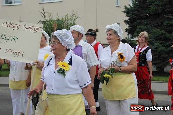 Zdjęcie w galerii na portalu naszraciborz.pl: Harnaś w koloratce i jego weseli parafianie, czyli wojnowickie dożynki 2014 wiadomości z regionu