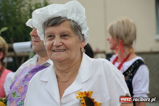 Zdjęcie w galerii na portalu naszraciborz.pl: Harnaś w koloratce i jego weseli parafianie, czyli wojnowickie dożynki 2014 wiadomości z regionu