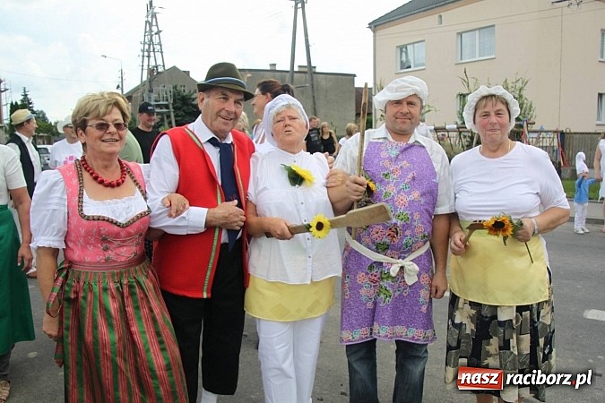 Zdjęcie w galerii na portalu naszraciborz.pl: Harnaś w koloratce i jego weseli parafianie, czyli wojnowickie dożynki 2014 wiadomości z regionu
