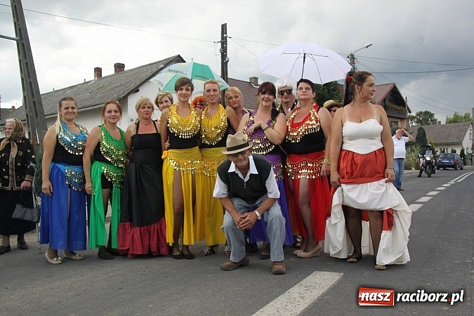 Zdjęcie w galerii na portalu naszraciborz.pl: Harnaś w koloratce i jego weseli parafianie, czyli wojnowickie dożynki 2014 wiadomości z regionu