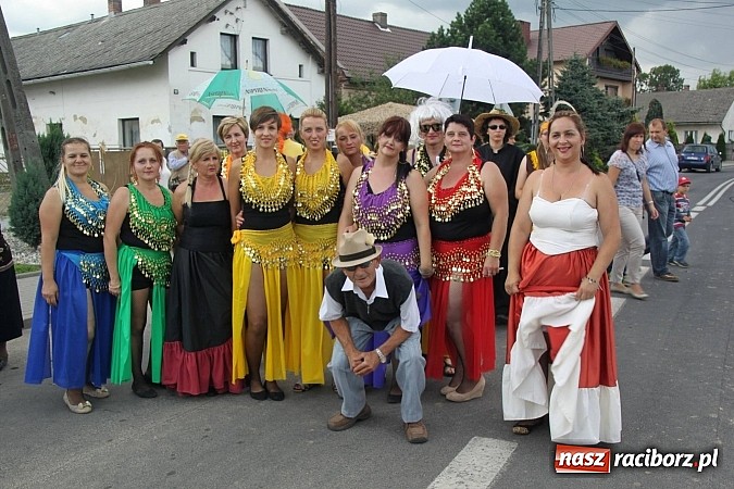 Zdjęcie w galerii na portalu naszraciborz.pl: Harnaś w koloratce i jego weseli parafianie, czyli wojnowickie dożynki 2014 wiadomości z regionu