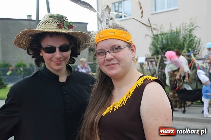 Zdjęcie w galerii na portalu naszraciborz.pl: Harnaś w koloratce i jego weseli parafianie, czyli wojnowickie dożynki 2014 wiadomości z regionu