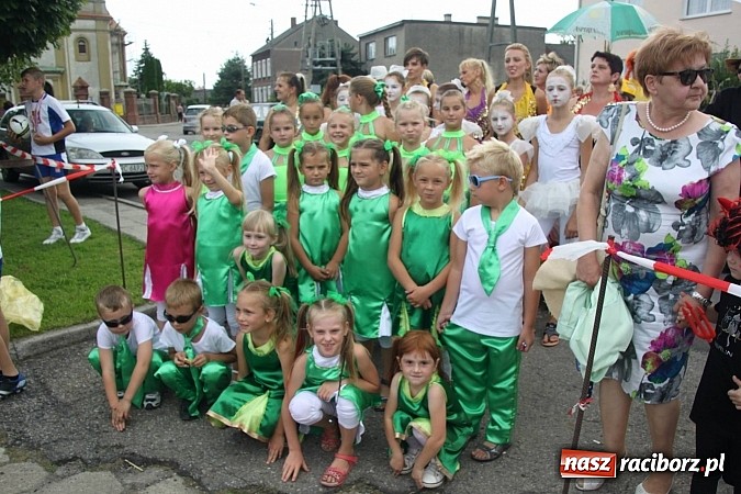 Zdjęcie w galerii na portalu naszraciborz.pl: Harnaś w koloratce i jego weseli parafianie, czyli wojnowickie dożynki 2014 wiadomości z regionu