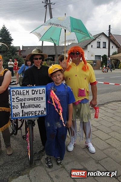 Zdjęcie w galerii na portalu naszraciborz.pl: Harnaś w koloratce i jego weseli parafianie, czyli wojnowickie dożynki 2014 wiadomości z regionu