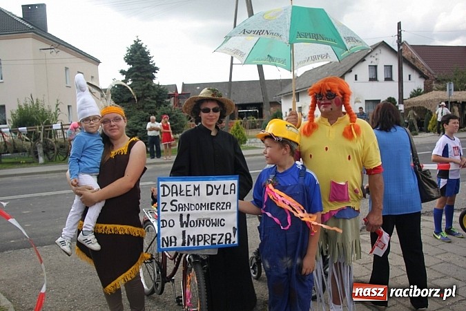 Zdjęcie w galerii na portalu naszraciborz.pl: Harnaś w koloratce i jego weseli parafianie, czyli wojnowickie dożynki 2014 wiadomości z regionu