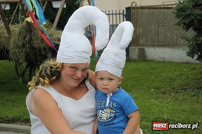 Zdjęcie w galerii na portalu naszraciborz.pl: Harnaś w koloratce i jego weseli parafianie, czyli wojnowickie dożynki 2014 wiadomości z regionu