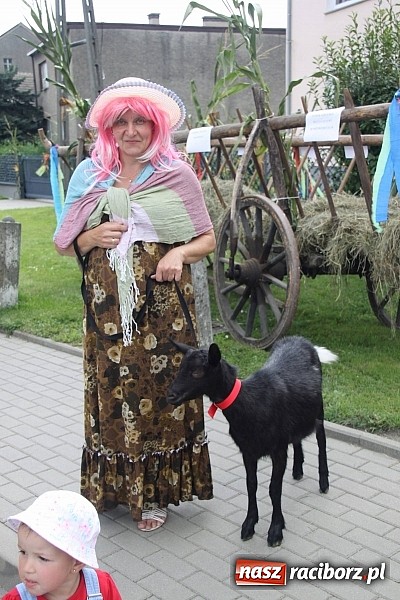 Zdjęcie w galerii na portalu naszraciborz.pl: Harnaś w koloratce i jego weseli parafianie, czyli wojnowickie dożynki 2014 wiadomości z regionu